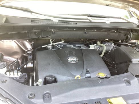 Used 2017 Toyota Highlander XLE AWD/4WD image 19