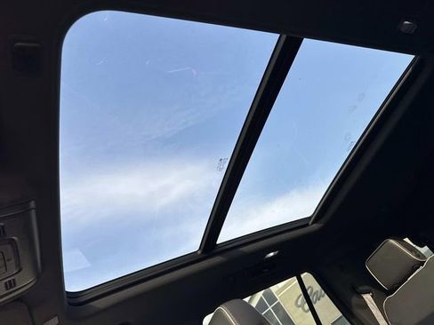 Used 2022 GMC Yukon SLT w/ SLT Premium Package image 19