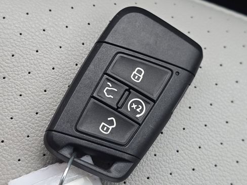 Certified 2023 Volkswagen Tiguan SE R-Line AWD/4WD image 28