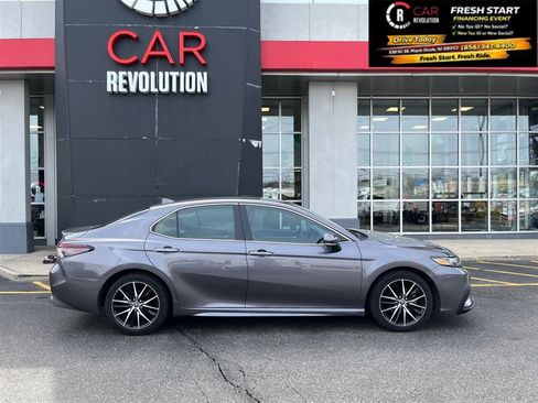 Used 2023 Toyota Camry SE image 9