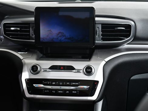 Used 2022 Ford Explorer XLT w/ Equipment Group 202A image 9