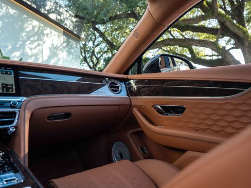 Used 2025 Bentley Flying Spur Plug-In Hybrid AWD/4WD image 36