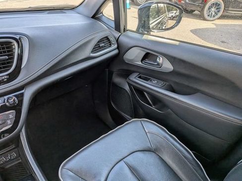 Used 2025 Chrysler Pacifica Limited FWD image 18