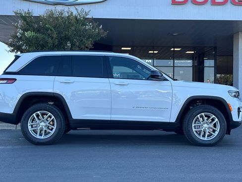 New 2025 Jeep Grand Cherokee Laredo X w/ Luxury Tech Group I image 3