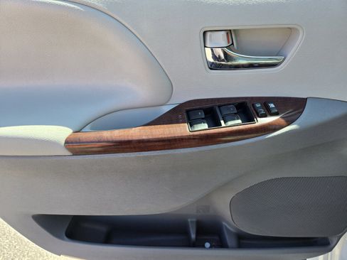 Used 2012 Toyota Sienna XLE image 16
