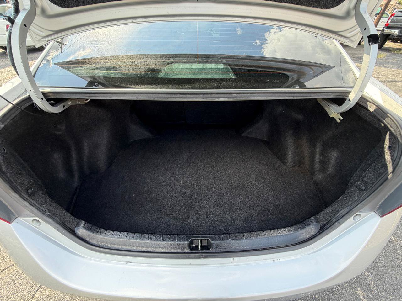 Used 2018 Toyota Corolla SE FWD image 18