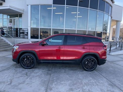 Used 2022 GMC Terrain SLT w/ Elevation Edition image 4