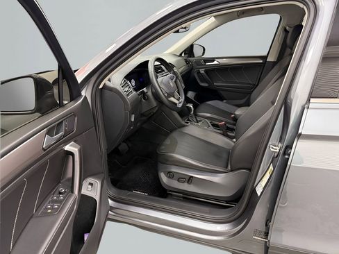Used 2022 Volkswagen Tiguan SE image 11