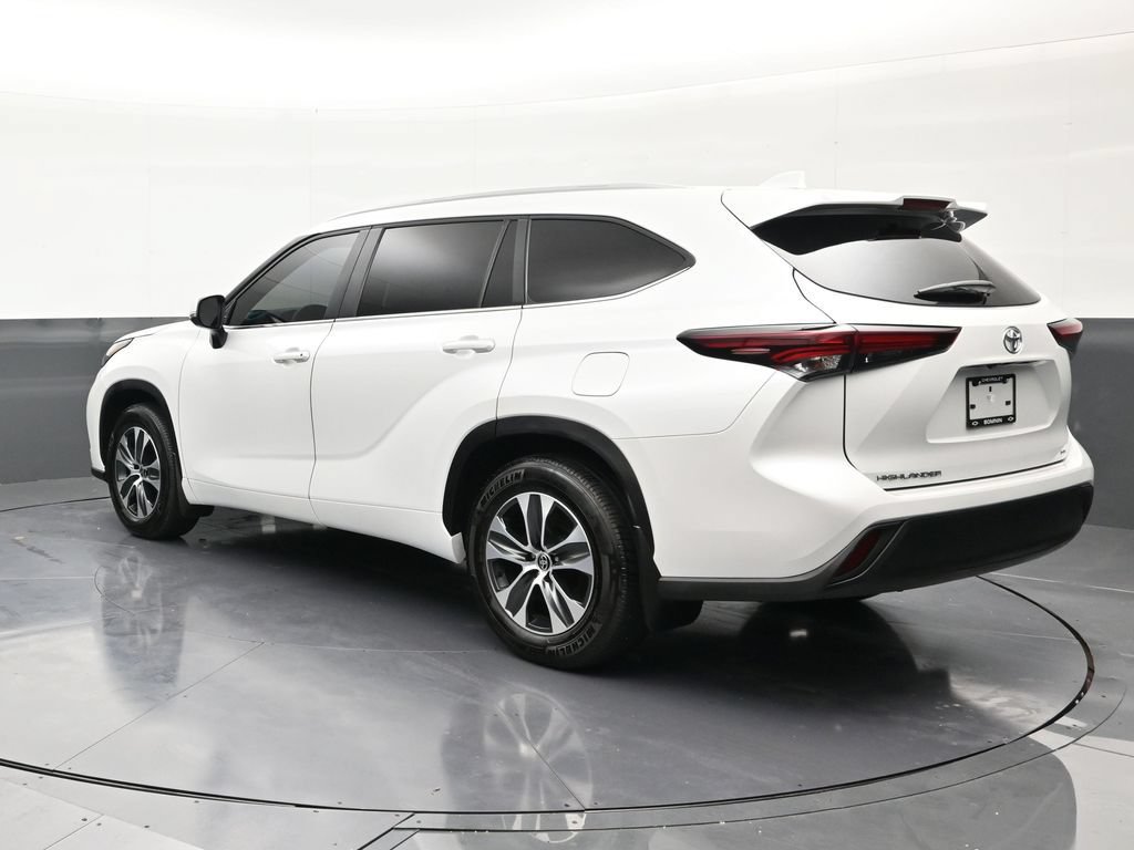 Used 2025 Toyota Highlander XLE FWD image 3