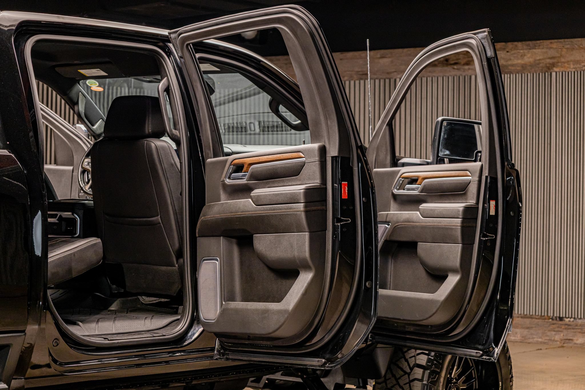Used 2024 Chevrolet Silverado 2500 High Country w/ Technology Package AWD/4WD image 36