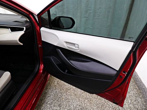 Used 2025 Toyota Corolla LE FWD image 12