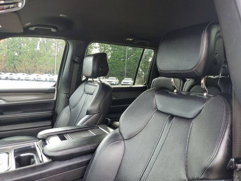 Used 2024 Jeep Wagoneer L Series II w/ Flexible Seating Group RWD image 16