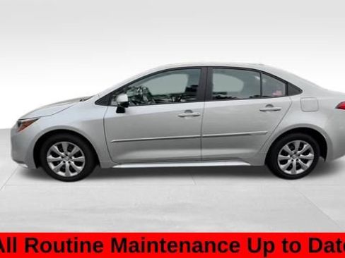 Used 2025 Toyota Corolla LE image 3