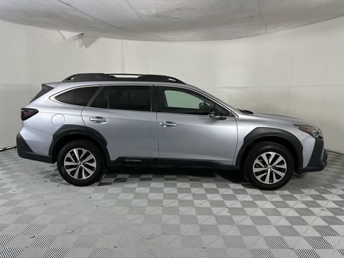 Used 2024 Subaru Outback Premium AWD/4WD image 9