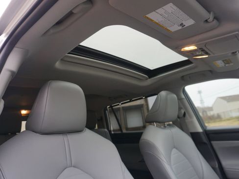 Used 2021 Toyota Highlander XLE image 19