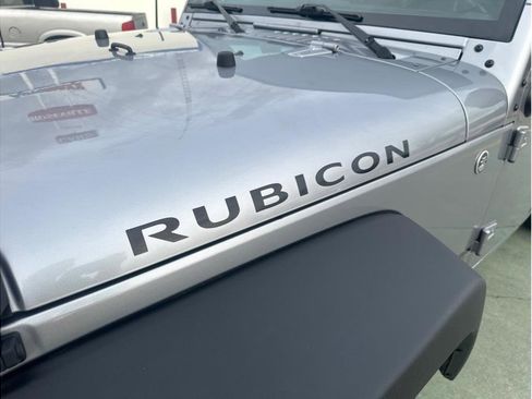 Used 2018 Jeep Wrangler Unlimited Rubicon w/ Connectivity Group image 15