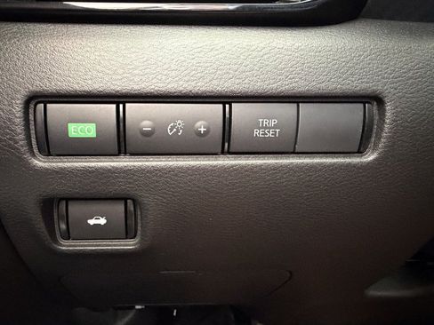 Used 2025 Nissan Sentra SR FWD image 15