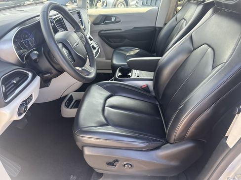 Used 2023 Chrysler Pacifica Touring-L FWD image 10