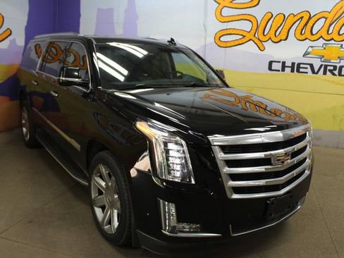 Used 2017 Cadillac Escalade ESV Premium Luxury AWD/4WD image 2