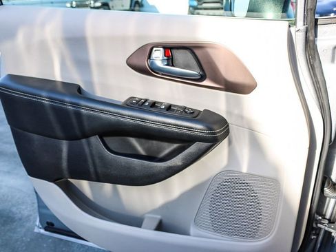 Used 2021 Chrysler Voyager L FWD image 23