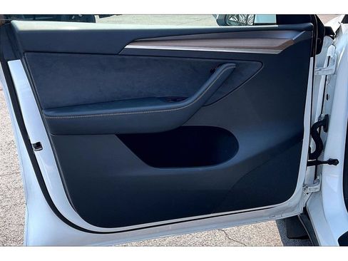 Used 2025 Tesla Model Y Long Range RWD image 21