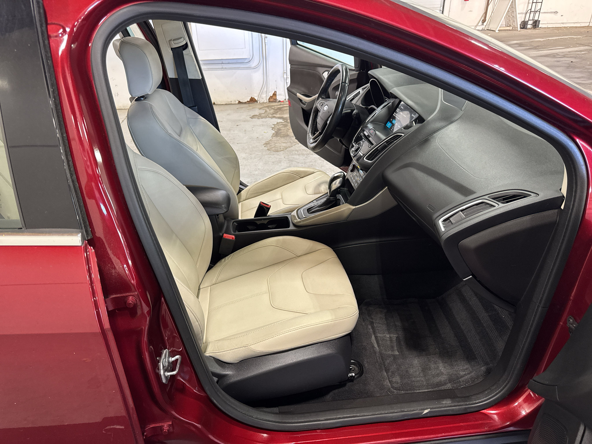 Used 2016 Ford Focus Titanium FWD image 28