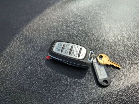 Used 2023 Chrysler Voyager LX FWD image 26