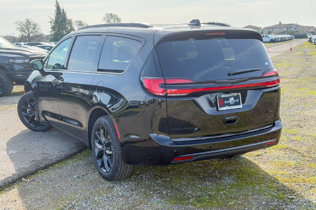 New 2026 Chrysler Pacifica Select AWD/4WD image 9