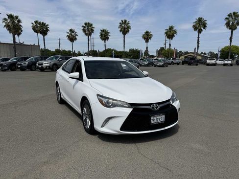 Used 2016 Toyota Camry SE image 3
