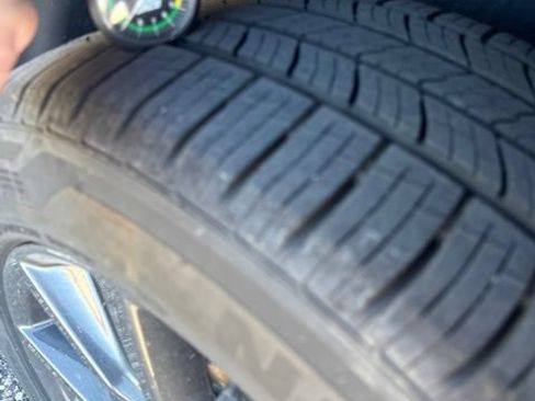 Used 2017 Ford Explorer XLT w/ Equipment Group 202A AWD/4WD image 21