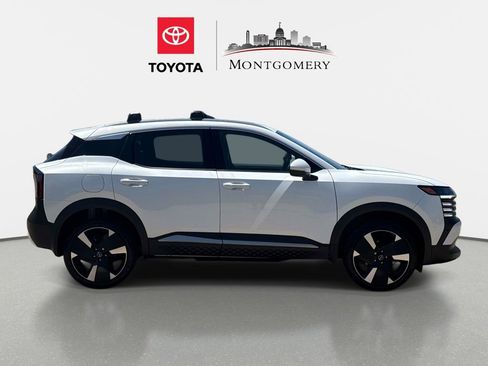 Used 2025 Nissan Kicks SR image 2