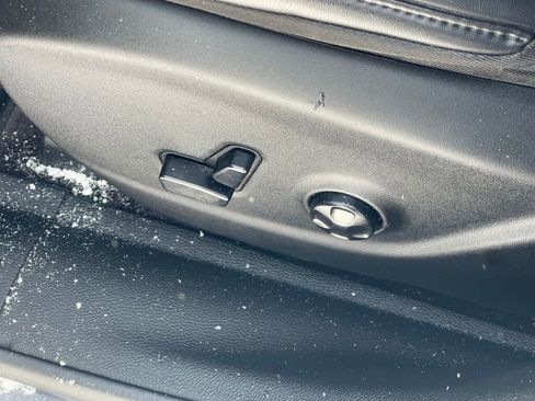 Used 2019 Jeep Cherokee Latitude Plus w/ Comfort/Convenience Group image 7