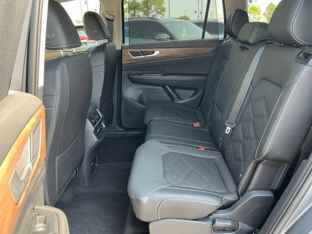 Used 2025 Volkswagen Atlas SE FWD image 16