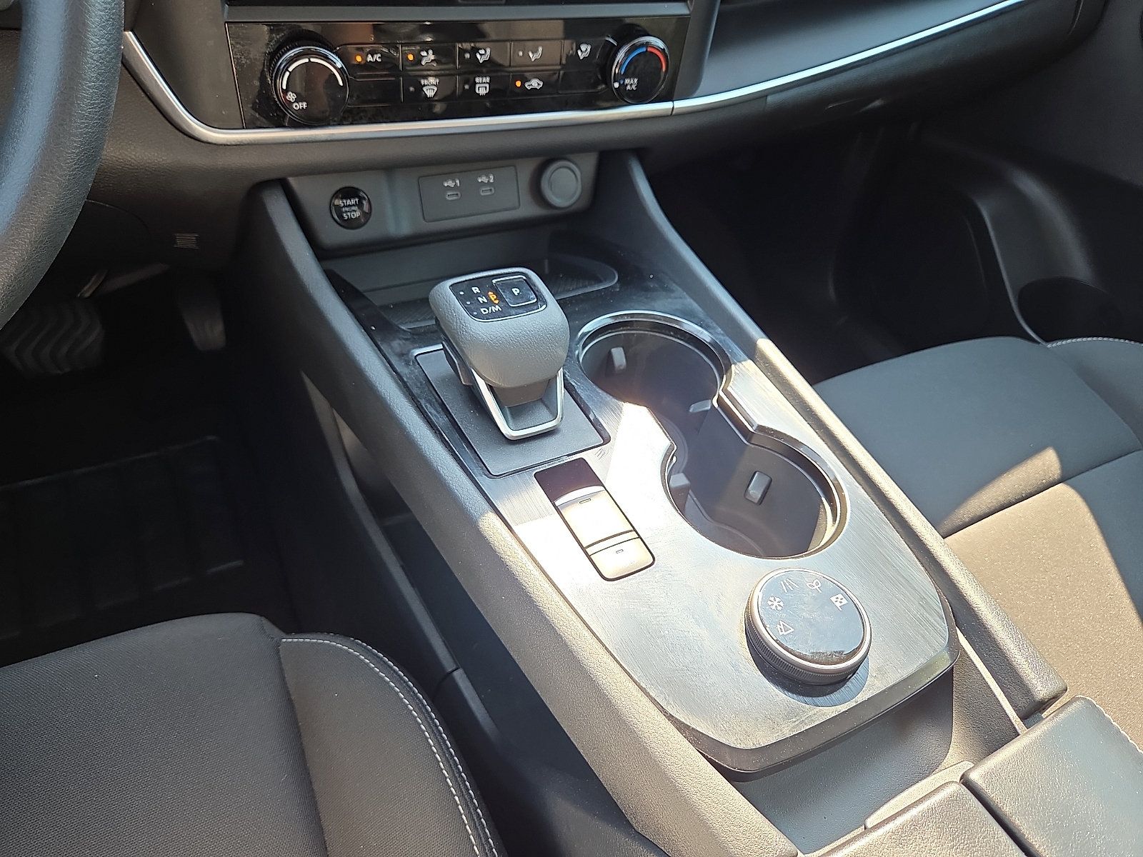 Used 2025 Nissan Rogue S AWD/4WD image 25
