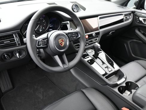 Certified 2025 Porsche Macan image 6