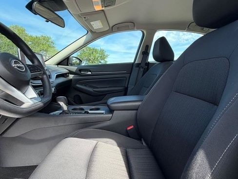 Used 2025 Nissan Altima 2.5 SV FWD image 10