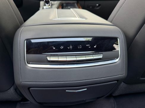 Used 2024 Cadillac Escalade Premium Luxury AWD/4WD image 32