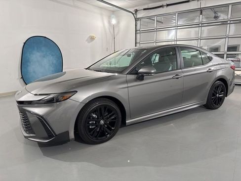 Used 2025 Toyota Camry SE w/ Convenience Package image 4