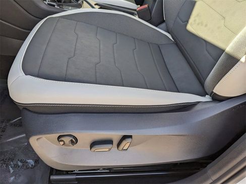 Certified 2025 Volkswagen Taos SE image 19