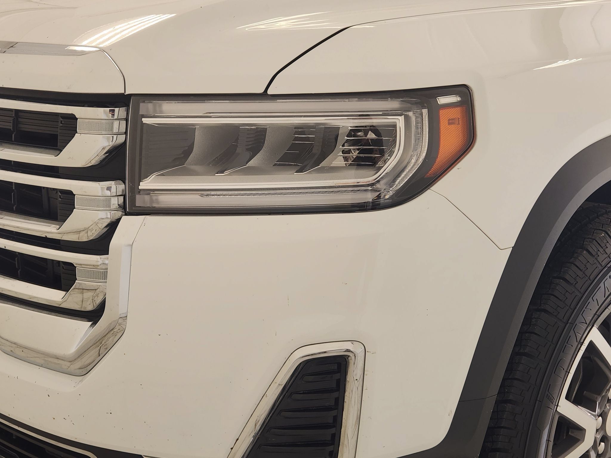 Used 2023 GMC Acadia SLE FWD image 9