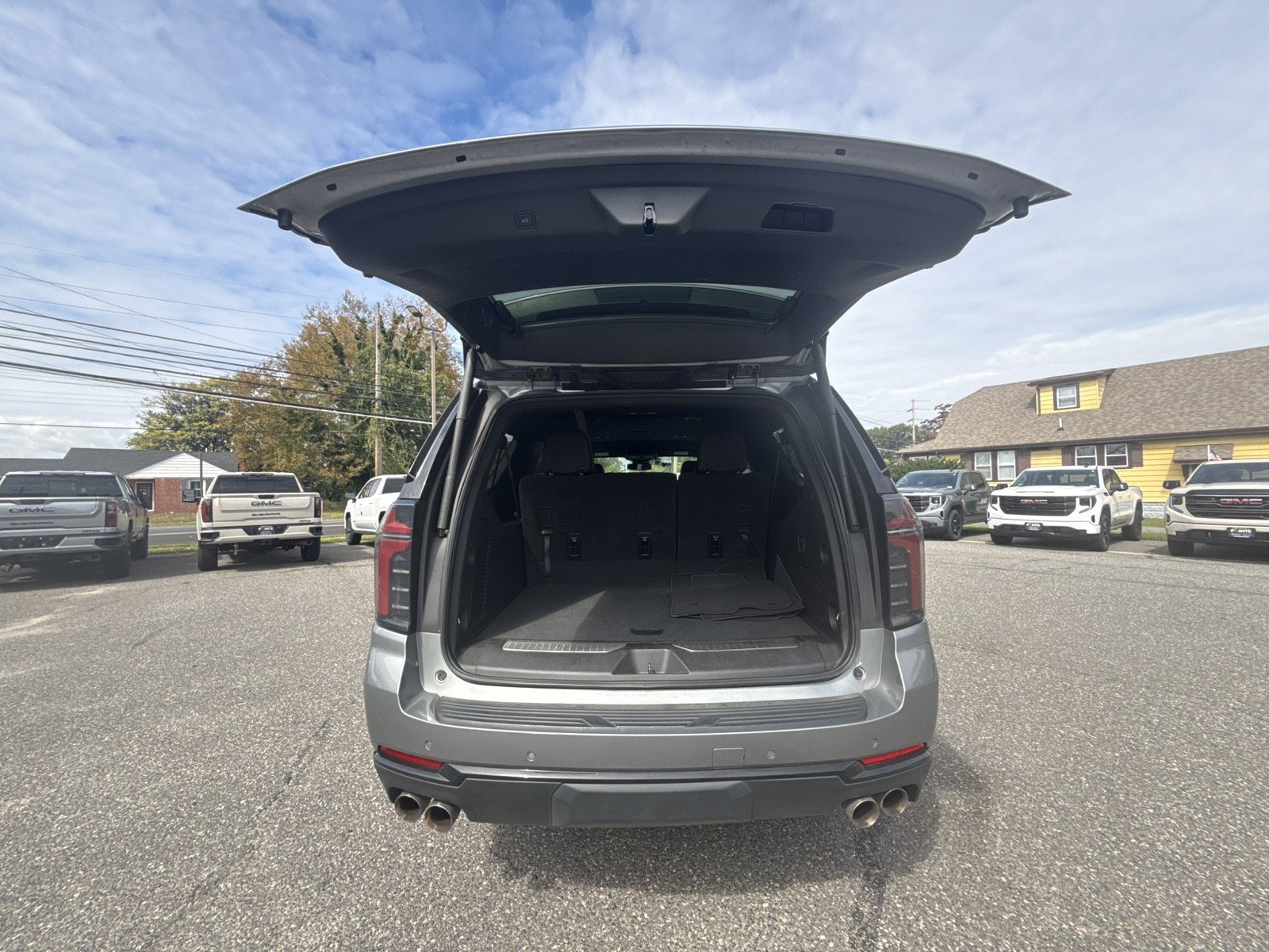 Used 2025 Chevrolet Suburban Z71 AWD/4WD image 30