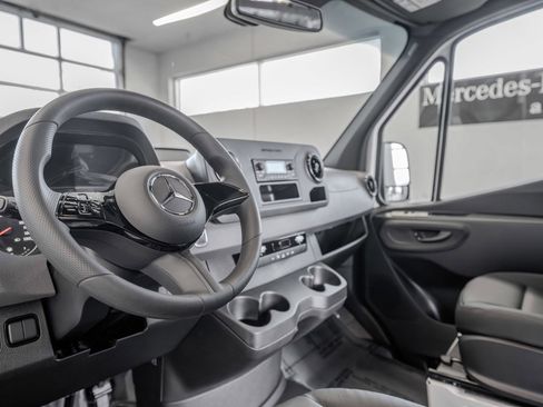 Used 2025 Mercedes-Benz Sprinter 2500 image 7