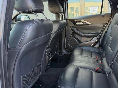 Used 2017 INFINITI QX30 FWD image 18