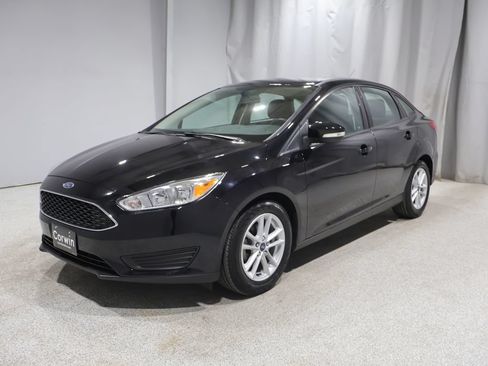 Used 2017 Ford Focus SE w/ Cold Weather Package FWD image 5
