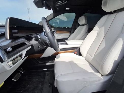 Used 2026 Cadillac Vistiq Sport w/ LPO, Floor Liner Package AWD/4WD image 5