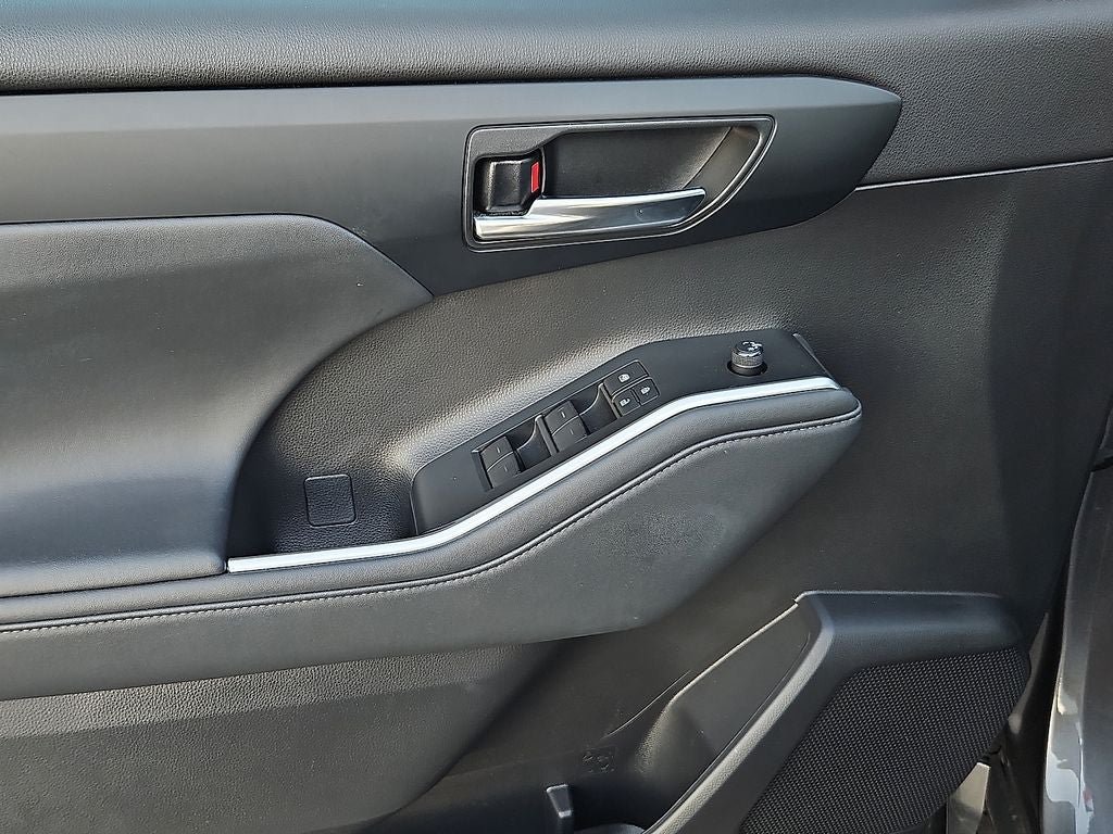 Used 2022 Toyota Highlander XLE FWD image 21