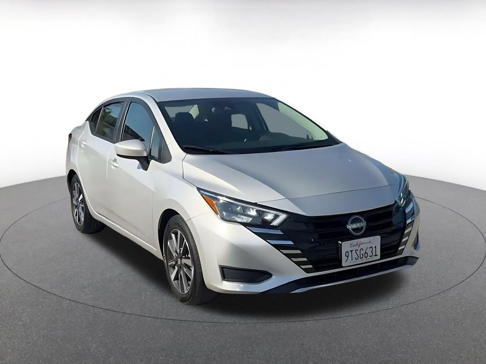 Used 2025 Nissan Versa SV FWD image 2