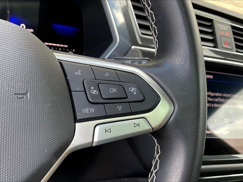 Certified 2022 Volkswagen Tiguan SE w/ Panoramic Sunroof Package image 19