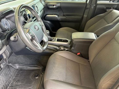 Used 2019 Toyota Tacoma TRD Sport AWD/4WD image 5