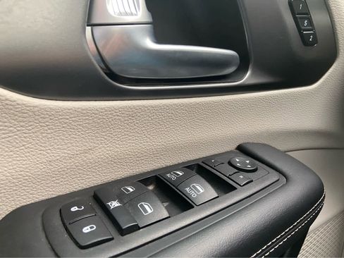 Used 2024 Chrysler Pacifica Touring-L FWD image 36